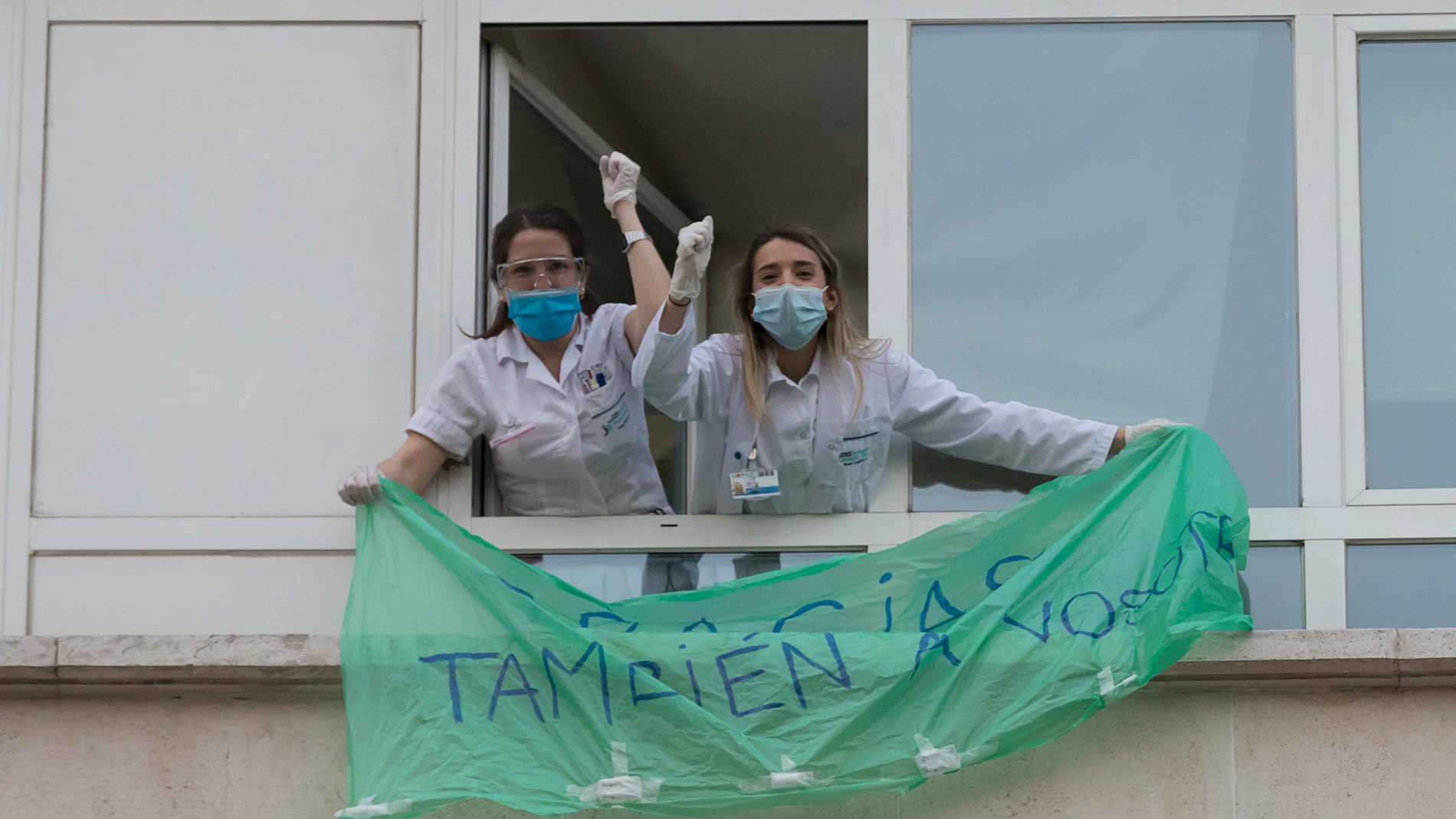 Aplausos en la puerta principal de la Fundación Jiménez díaz en agradecimiento al personal sanitario durante la epidemia de Covid-19