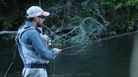 Un pescador en un río de Castilla y León