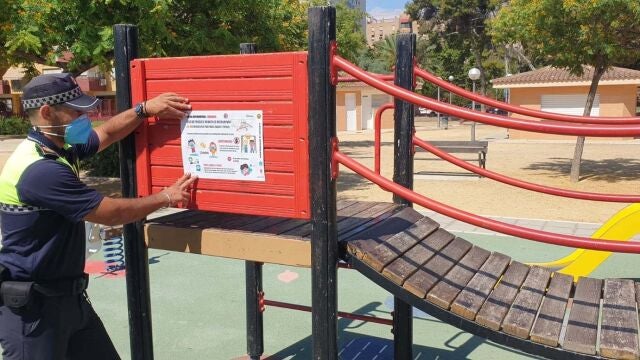 Un policía de Alicante avisa de las recomendaciones de uso de los parques infantiles