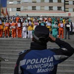 Acto de homenaje que le rinde la Policía Municipal a los sanitarios del hospital General Gregorio Marañón.