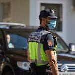 Un agente de la Policía Nacional en el puesto de El Pertus, en una imagen de archivo. EFE/David Borrat