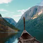 Barco vikingo en los fiordos.