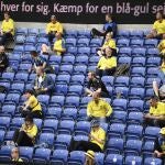 Los hinchas asisten manteniendo asientos libres a un partido de fút bol en el estadio de Broendby el pasado 21 de junio