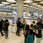 Pasajeros pasan por un control durante la visita del ministro de Transportes, Movilidad y Agenda Urbana, José Luis Ábalos y el ministro de Sanidad, Salvador Illa, en su visita al Aeropuerto Adolfo Suárez Madrid-Barajas