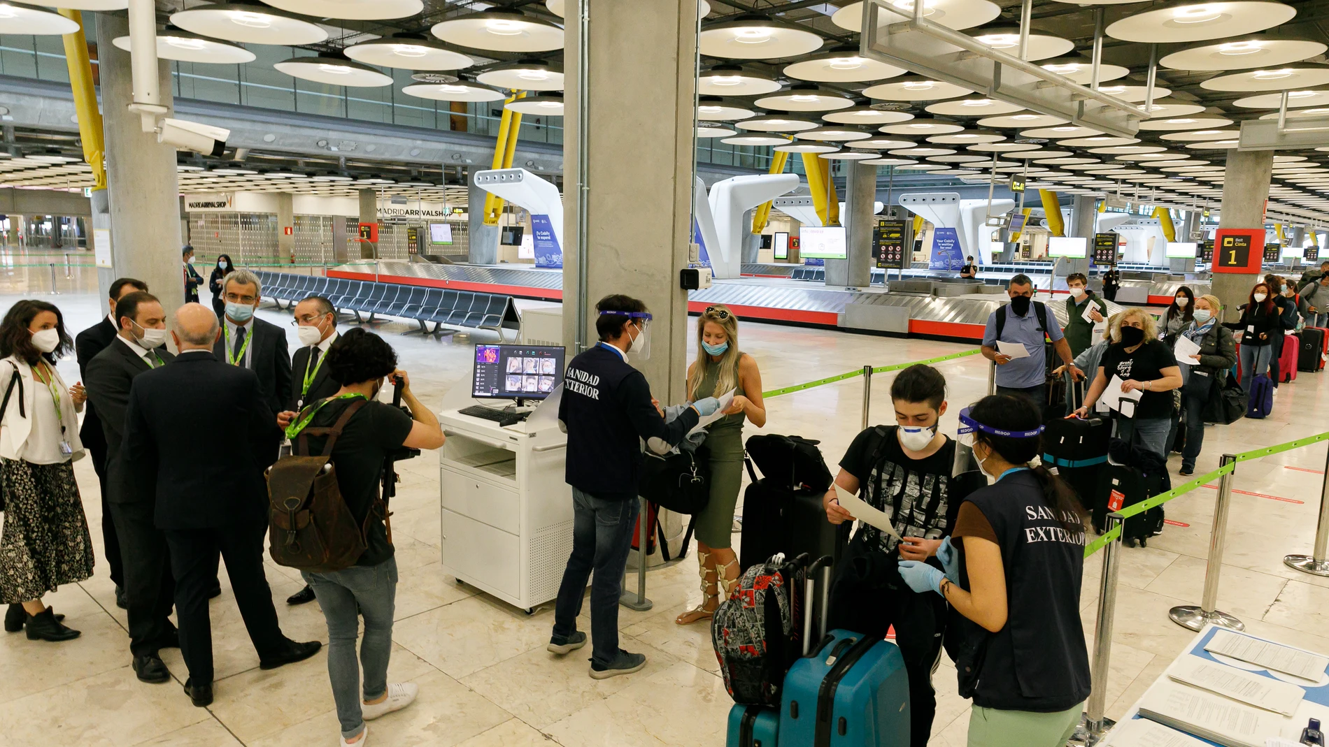 Visita de Ábalos y Salvador Illa al Aeropuerto de Madrid para supervisar medidas ante el Covid-19