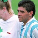 Diego Maradona es acompañado por una enfermera para someterse al control antidopaje después del Argentina-Nigeria (2-1) del Mundial '94.