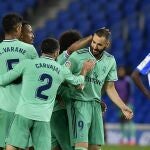 Los jugadores del Real Madrid felicitan a Benzema después de su gol
