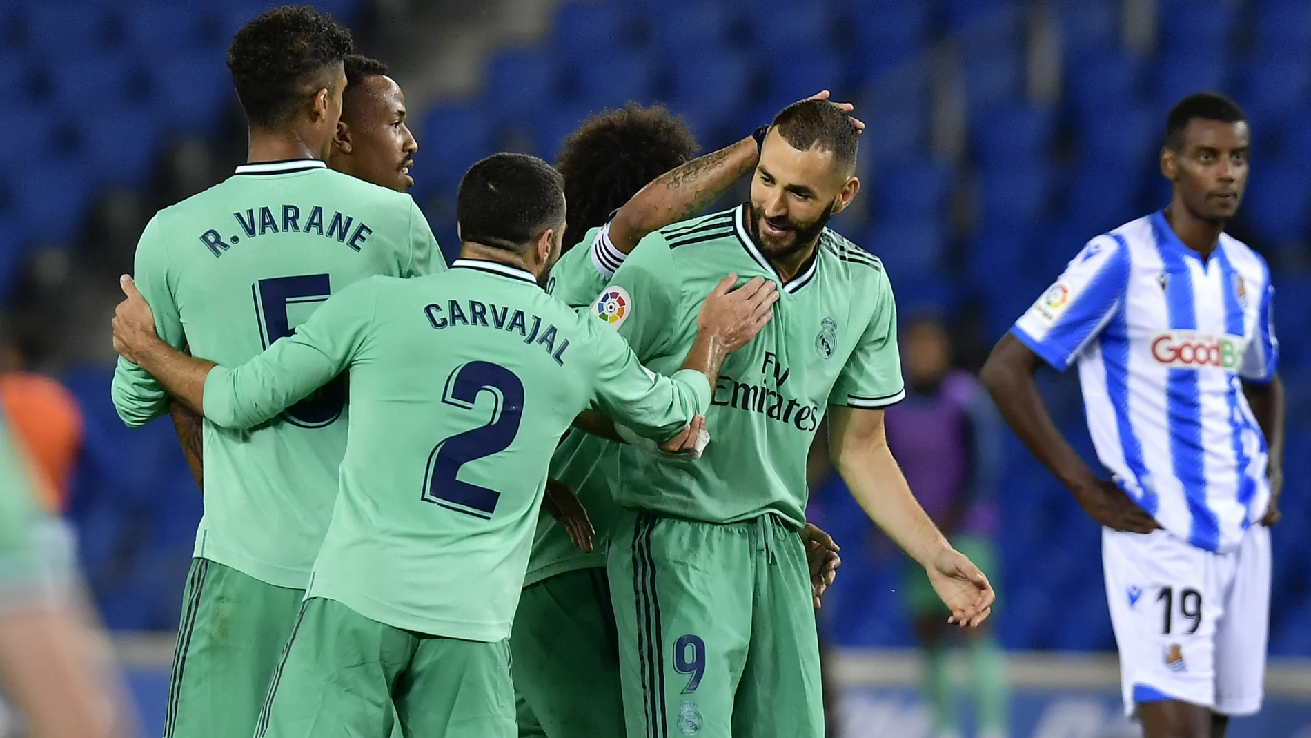 Los jugadores del Real Madrid felicitan a Benzema después de su gol
