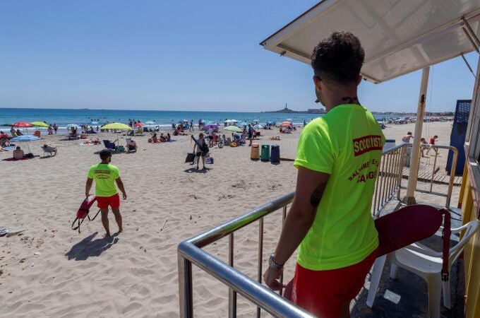 Dos socorristas en una playa española