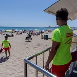 Dos socorristas en una playa española