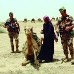 Mandos legionarios inspeccionan el camello de un beduino iraquí que llevaba un lanzagranadas RPG-7.