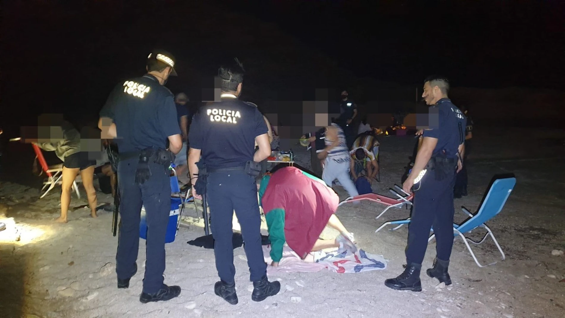 Desalojaron grupos de jóvenes realizando varios botellones, y los agentes impusieron el sábado cincuenta y seis denuncias de consumo de alcohol y el domingo treinta y tres, así como un total de once sanciones por tenencia y consumo de drogas, y una por ensuciar la zona con restos de vasos y botellas