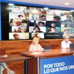 Violante Tomás, en el centro, durante la reunión con alcaldes y concejales del PP
