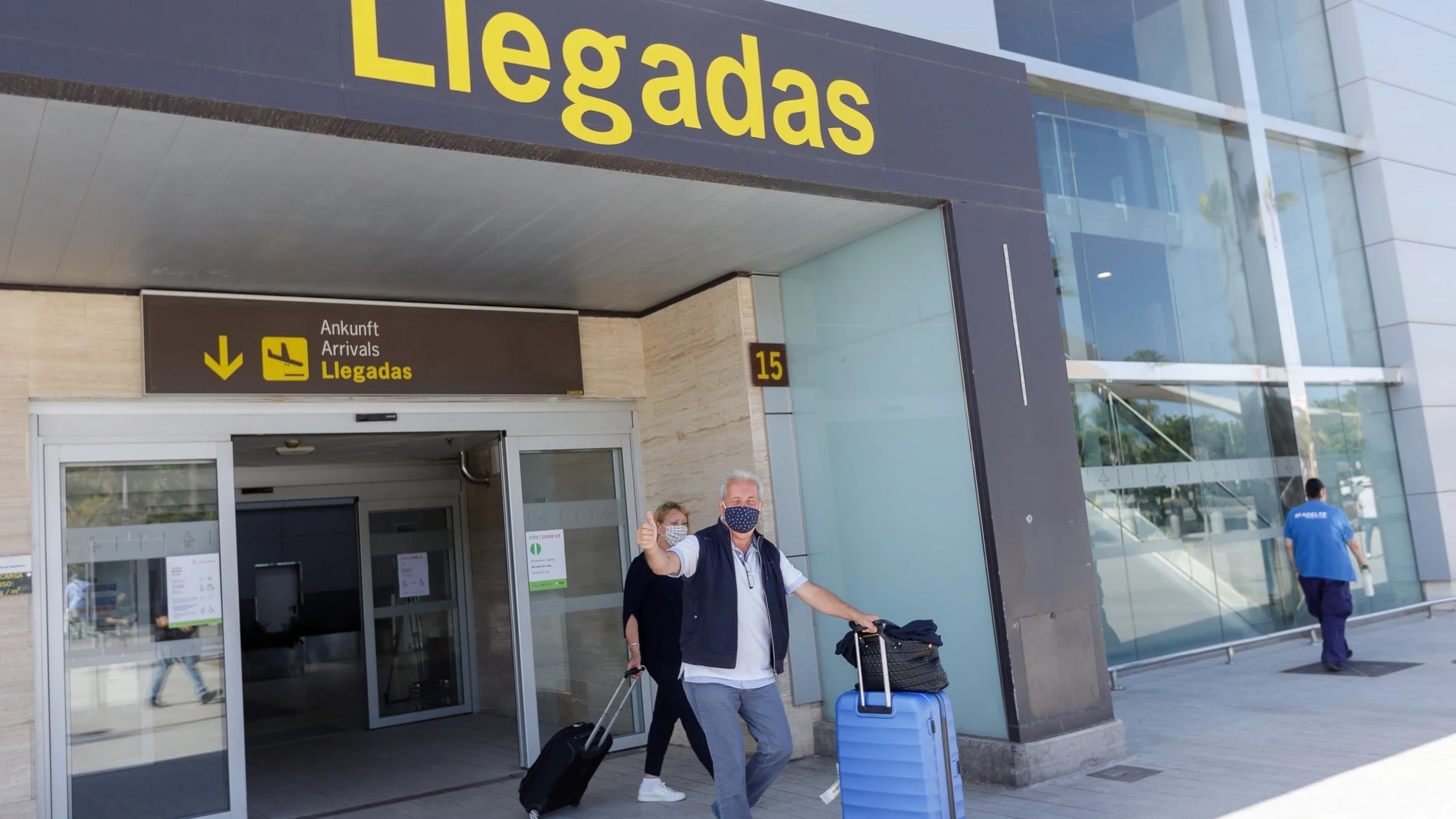 Primer de día de apertura de España a los vuelos internacionales en la UE, en el aeropuerto de Tenerife Sur