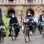 La alcaldesa de París y candidata por el Partido Socialista en un acto de campaña en bicicleta