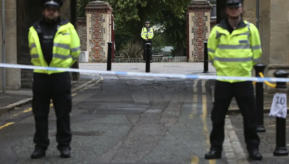 Esta mañana la Policía protegía las entradas al parque de Forbury Gardens, en el centro de Reading