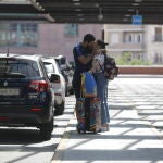 Una pareja se despide en la terminal de salidas de la estación del AVE, en Atocha, durante el primer día del fin del estado de alarma