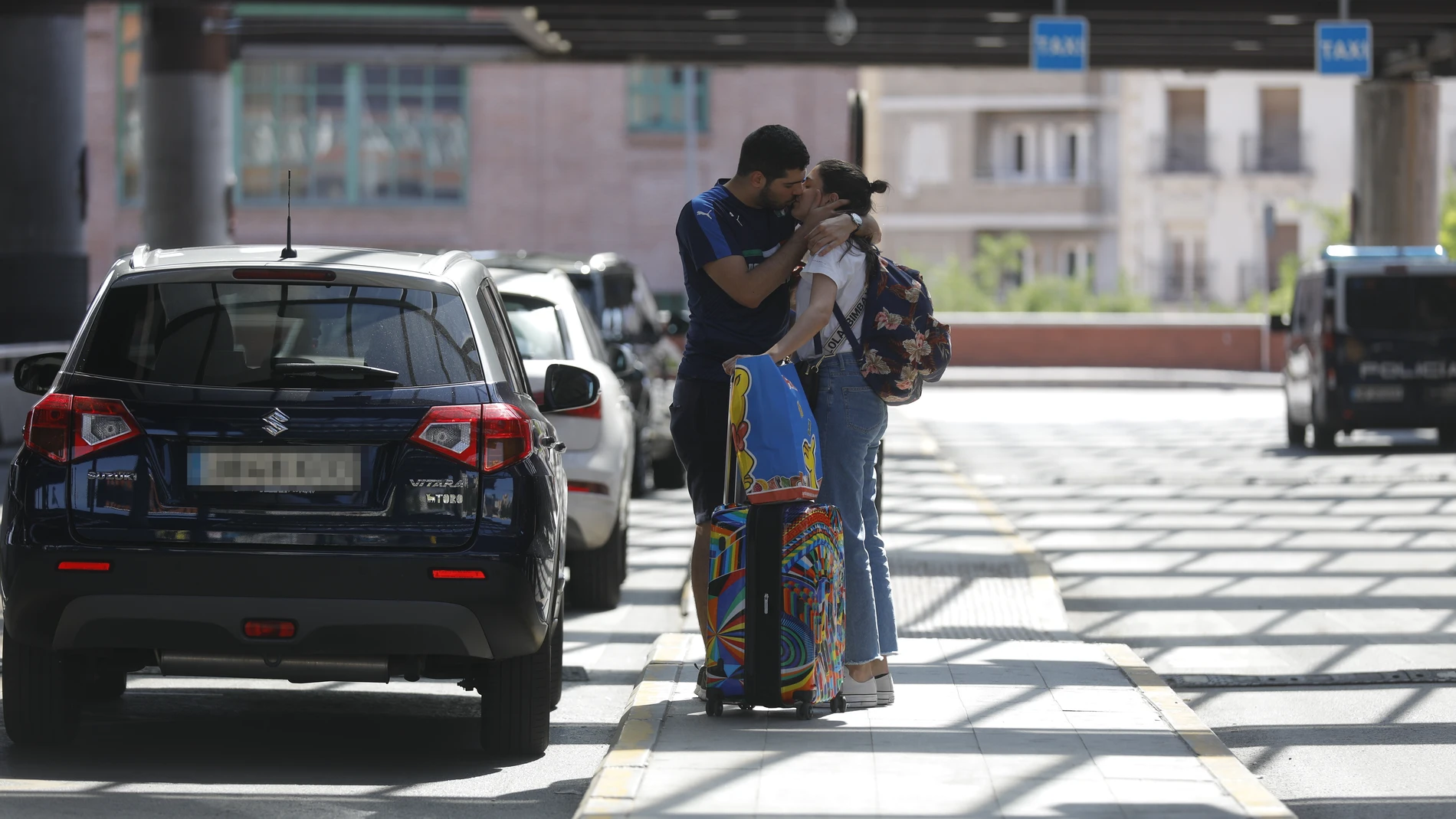 Una pareja se despide en la terminal de salidas de la estación del AVE, en Atocha, durante el primer día del fin del estado de alarma