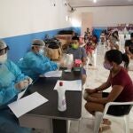 Indígenas de la etnia marubo son atendidos por médicos este sábado en Atalia do Norte (Brasil)