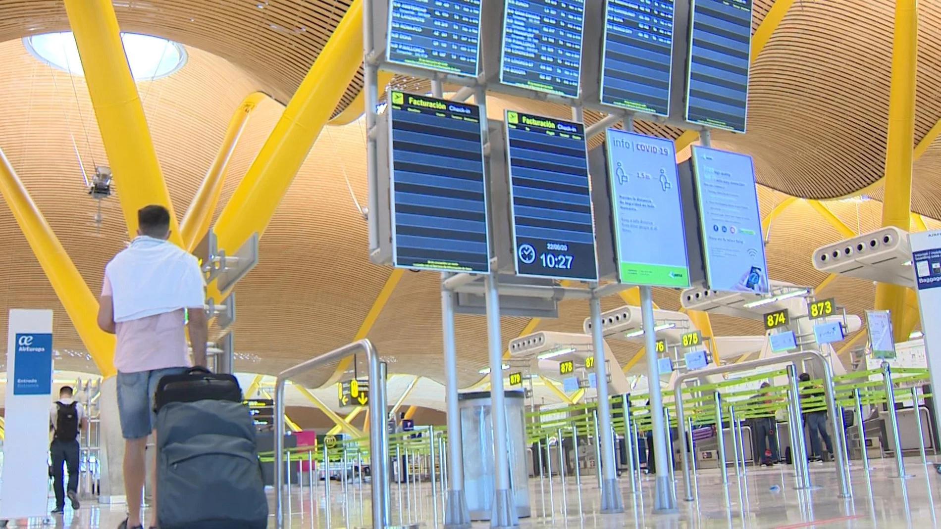 Primer día laborable en el aeropuerto Adolfo Suárez Madrid-Barajas tras la finalización del estado de alarma