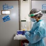 Una sanitaria se ajusta los guantes en una de las tres unidades de hospitalización con pacientes con Covid del Hospital Gregorio Marañón de Madrid.