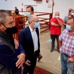 El presidente de la Diputación de Salamanca, Javier Iglesias, y el concejal Julián Barrera, visitan el mercado de ganado