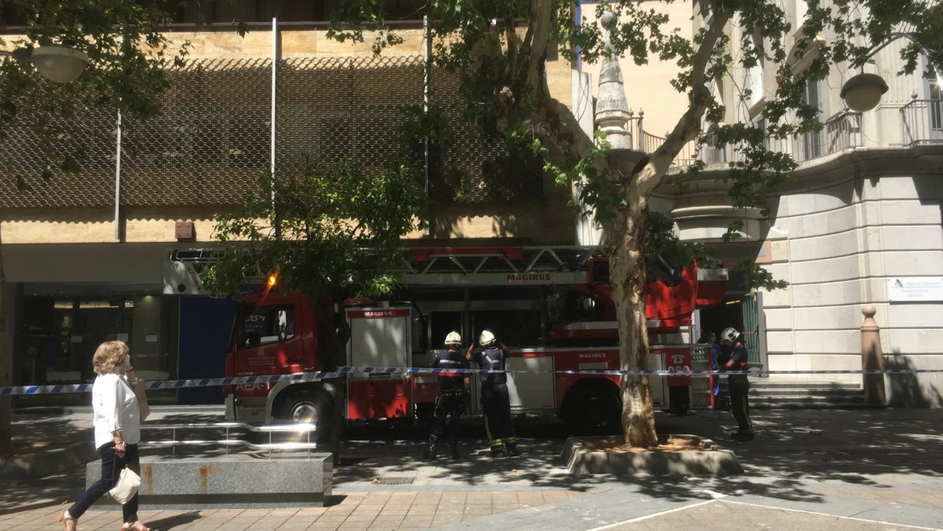 Córdoba.- Sucesos.- Los Bomberos trabajan en apagar un fuego en un bloque con personas que no podían salir a la calle