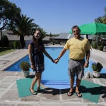 Percy North y su mujer, junto a la piscina que alquilan en su casa de Las Rozas