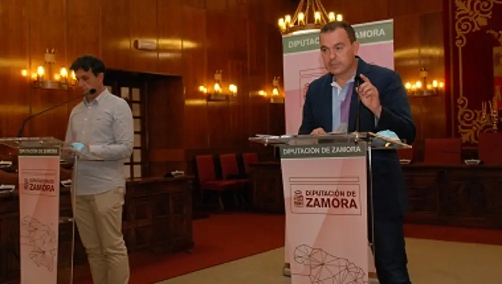 El presidente de la Diputación de Zamora, Francisco Requejo, presenta las ayudas junto al diputado Ramiro Silva