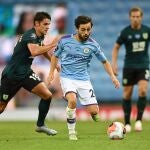 El jugador del Manchester City Bernardo Silva controla el balón
