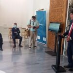 El vicepresidente de la Junta, Juan Marín, interviene en presencia del alcalde de Granada, Luis Salvador, y su edil de Turismo, Manuel Olivares