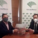 El director del Área Valladolid Centro de Unicaja Banco, Ricardo Cifuentes, y el Presidente del Club de Baloncesto Silla de Ruedas Valladolid, José Antonio de Castro.