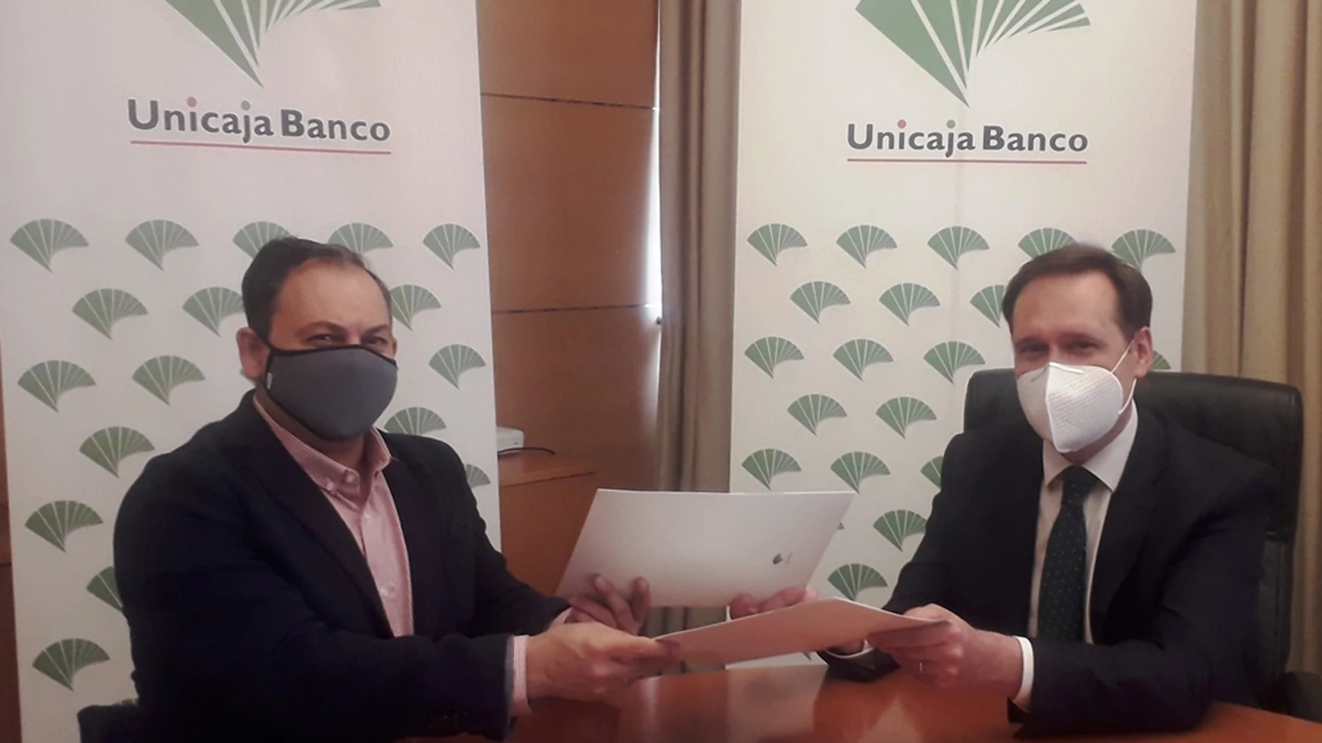 El director del Área Valladolid Centro de Unicaja Banco, Ricardo Cifuentes, y el Presidente del Club de Baloncesto Silla de Ruedas Valladolid, José Antonio de Castro.