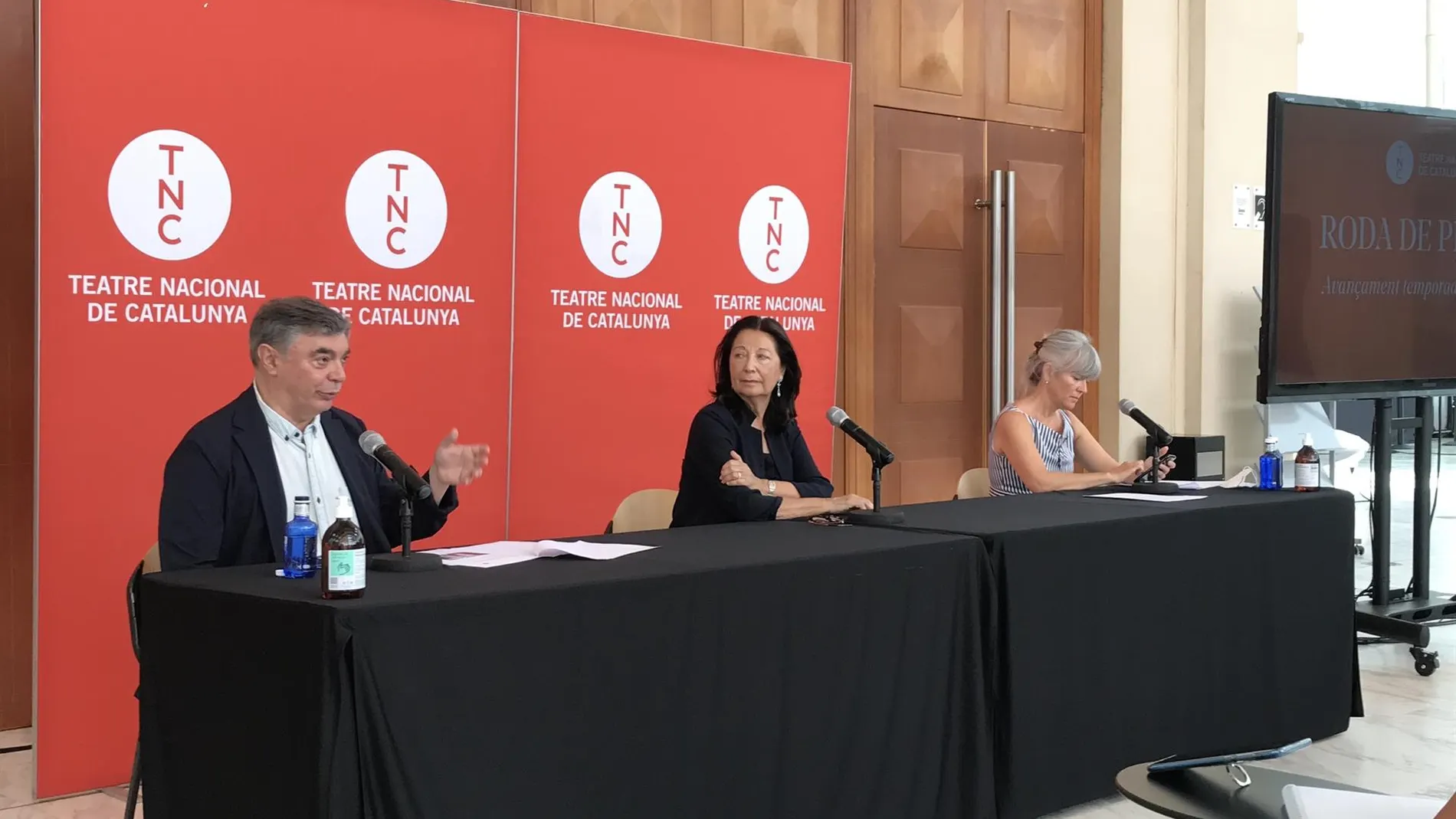 El director artístico del TNC, Xavier Albertí, junto a la presidenta del Consejo de Administración, Neus Aranda, y la directora ejecutiva, Mònica Campos, este lunes en la presentación de la nueva temporada 2020-2021