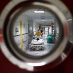 Una sanitaria traslada en una imagen de archivo a un paciente en la zona limpia de Covid del Hospital Gregorio Marañón de Madrid