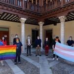 El presidente de la Diputación de Valladolid, Conrado Íscar, posa con la bandera arco iris junto a los portavoces de los grupos políticos y de representantes de la Fundación Triángulo, Valladolid Diversa y ATC Rainbow,