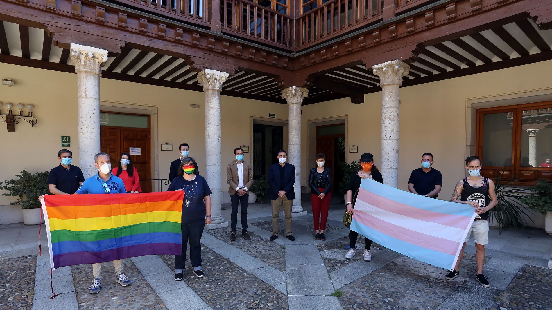 El presidente de la Diputación de Valladolid, Conrado Íscar, posa con la bandera arco iris junto a los portavoces de los grupos políticos y de representantes de la Fundación Triángulo, Valladolid Diversa y ATC Rainbow,