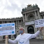 Un hombre protesta contra las armas nucleares en Viena, en la ronda de negociaciones entre EE UU y Rusia22/06/2020 ONLY FOR USE IN SPAIN