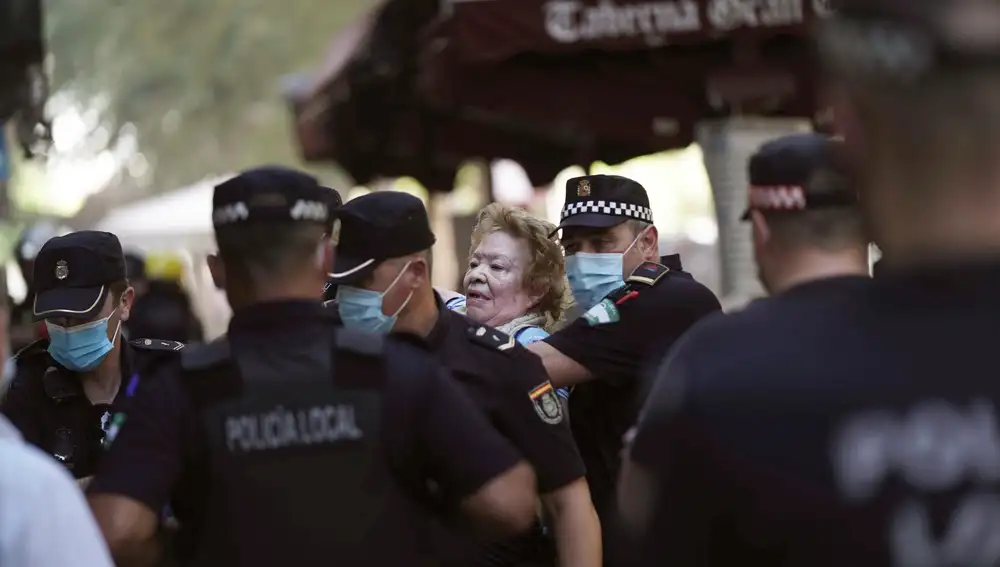Efectivos policiales junto a algunas de las personas rescatadas tras el incendio