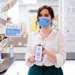 Isabel Díaz Ayuso ha acudido a una farmacia madrileña en la calle Arenal, donde ha comprobado el funcionamiento de esta tarjeta