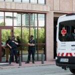 Miembros de la Policía Nacional controlan los accesos del Centro de Acogida, Emergencia y Derivación de Cruz Roja en Málaga