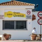 Vista general del acceso principal a la empresa cárnica Grupo Uvesa de Rafelbuñol (València), donde se han diagnosticado 6 casos de coronavirus. EFE/Biel Aliño