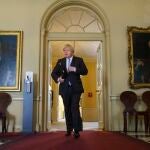 El "premier" Boris Johnson anuncia restricciones puntuales en caso de rebrotes