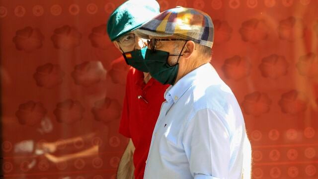 Transeúntes, equipados con mascarillas, se adaptan a las medidas impuestas por las Administraciones para paliar la propagación del coronavirus