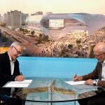 Joan Ribó y Juan Roig durante la firma del convenio para iniciar el Valencia Arena
