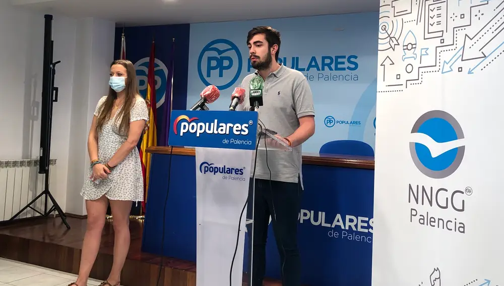 El vicesecretario de acción política de Nuevas Generaciones Palencia, Alonso Nieto, y la vicesecretaria de comunicación de la organización, María Llorente