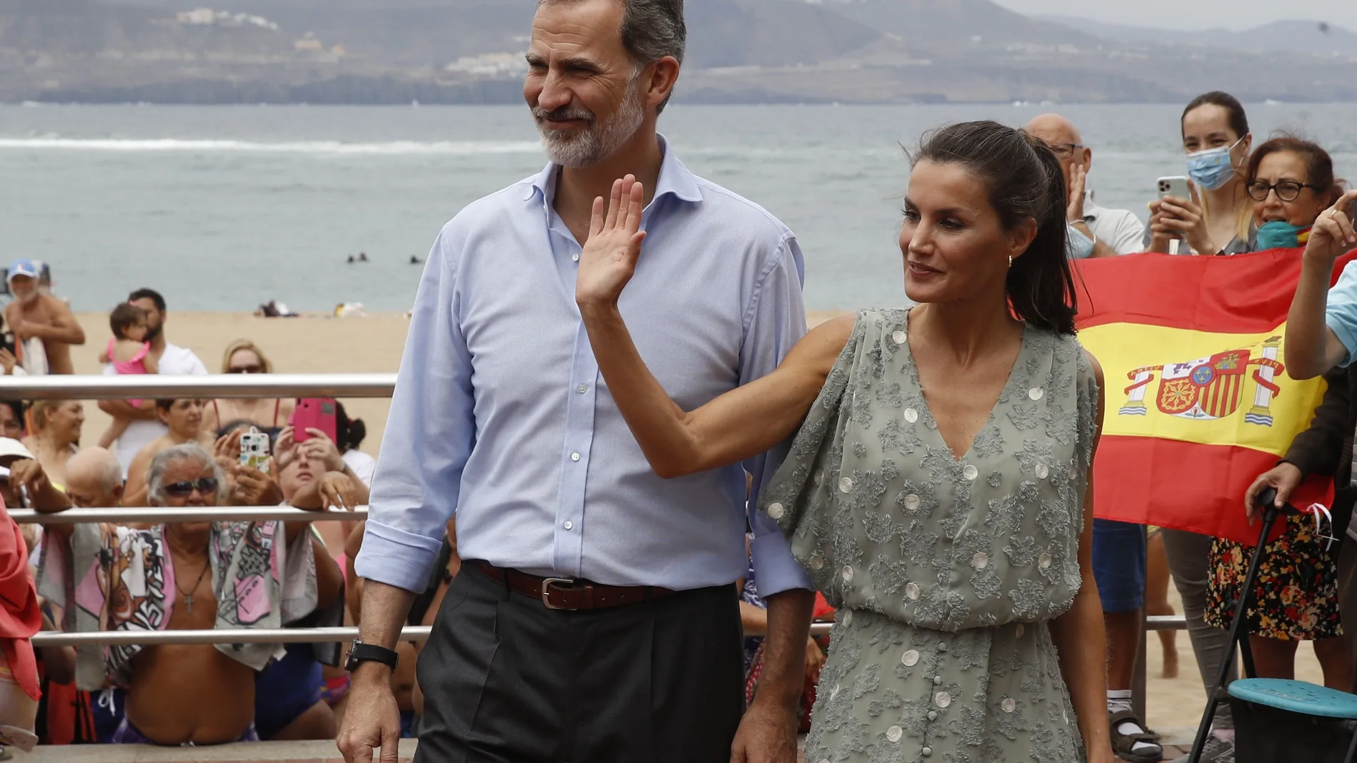 El rey Felipe VI y la reina Letizia en el paseo marítimo de la playa de Las Canteras en su visita a las Palmas de Gran Canaria, este martes.