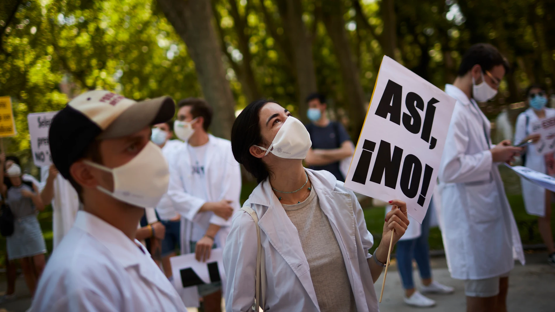 Varios residentes de medicina participan en una protesta el martes pasado ante el Ministerio de Sanidad