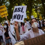 Residentes de medicina participaron en una protesta convocada este martes por la Confederación Estatal de Sindicatos Médicos ante el Ministerio de Sanidad