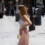 Una persona pasea por el centro de una ciudad andaluza en una jornada marcada por las altas temperaturas